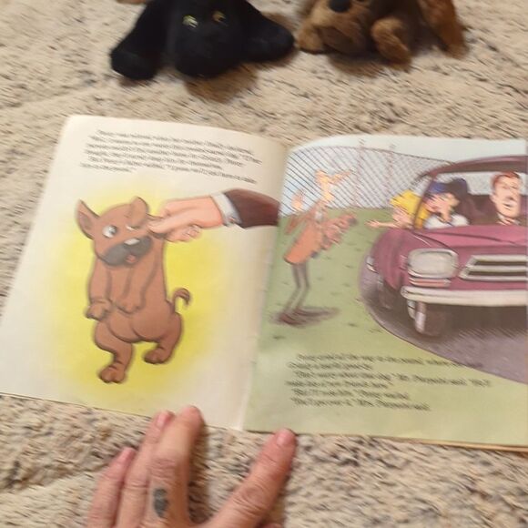 Pound Puppies Lot of 2, Brown long ear, Black Short Ear Hasbro with book - Picture 3 of 8